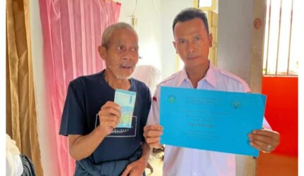 Kepala Desa Koto Tinggi menyerahkan BLT Dana Desa Tahap II Tahun 2026 kepada Keluarga Penerima Manfaat di Kantor Desa Koto Tinggi.