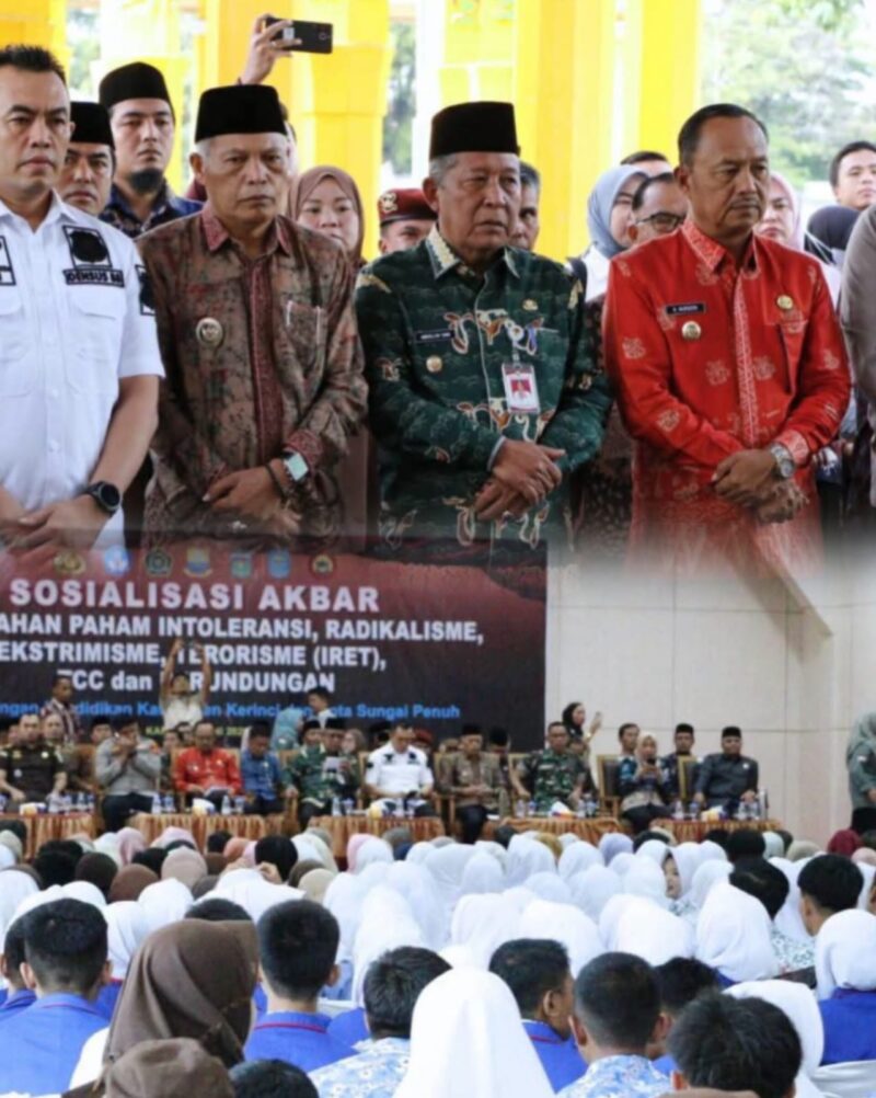 Wagub Jambi Abdullah Sani bersama Wawako Sungai Penuh Azhar Hamzah dan Wabup Kerinci Morison, menghadiri Sosialisasi Akbar Pencegahan Radikalisme dan Bullying yang diikuti ribuan pelajar Kota Sungai Penuh dan Kabupaten Kerinci di Gedung Nasional Sungai Penuh