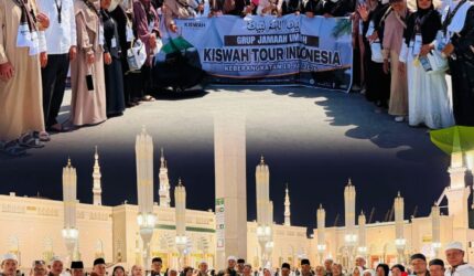 Jamaah umrah Kerinci dan Sungai Penuh saat pelepasan keberangkatan bersama PT Kiswah Tour & Travel di Masjid Syuhada Semurup.