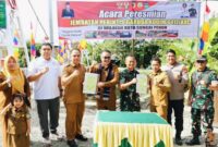 Wali Kota Sungai Penuh Alfin didampingi Dandim 0417/Kerinci Letkol Inf Eko Siswanto dan Kades Mekar Jaya Hazmal Putra saat meresmikan Jembatan Perintis Garuda di Desa Mekar Jaya, Kecamatan Tanah Kampung