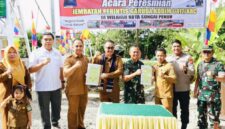 Wali Kota Sungai Penuh Alfin didampingi Dandim 0417/Kerinci Letkol Inf Eko Siswanto dan Kades Mekar Jaya Hazmal Putra saat meresmikan Jembatan Perintis Garuda di Desa Mekar Jaya, Kecamatan Tanah Kampung