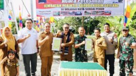 Wali Kota Sungai Penuh Alfin didampingi Dandim 0417/Kerinci Letkol Inf Eko Siswanto dan Kades Mekar Jaya Hazmal Putra saat meresmikan Jembatan Perintis Garuda di Desa Mekar Jaya, Kecamatan Tanah Kampung