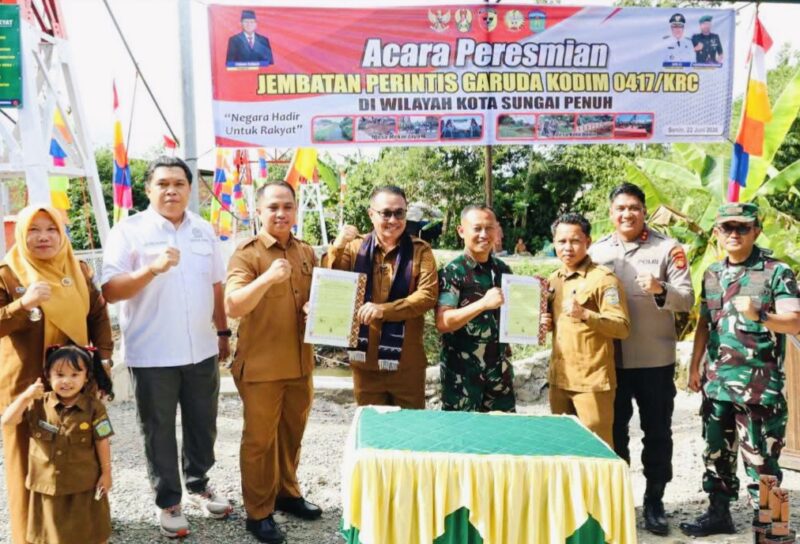 Wali Kota Sungai Penuh Alfin didampingi Dandim 0417/Kerinci Letkol Inf Eko Siswanto dan Kades Mekar Jaya Hazmal Putra saat meresmikan Jembatan Perintis Garuda di Desa Mekar Jaya, Kecamatan Tanah Kampung