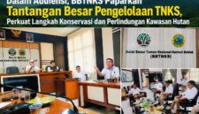 Perwakilan BBTNKS memaparkan kondisi terkini Taman Nasional Kerinci Seblat (TNKS), tantangan pengelolaan kawasan, serta langkah konservasi dan perlindungan hutan dalam kegiatan audiensi di Kerinci
