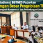 Perwakilan BBTNKS memaparkan kondisi terkini Taman Nasional Kerinci Seblat (TNKS), tantangan pengelolaan kawasan, serta langkah konservasi dan perlindungan hutan dalam kegiatan audiensi di Kerinci