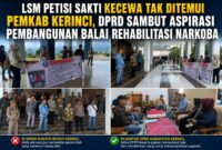 Massa LSM PETISI SAKTI menyampaikan aspirasi di Kantor Bupati dan DPRD Kabupaten Kerinci, mendesak pemerintah daerah segera merealisasikan pembangunan Balai Rehabilitasi Narkoba sebagai upaya penyelamatan generasi muda dari bahaya narkoba.