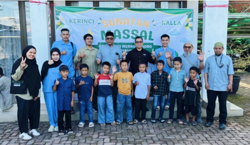 Puluhan anak mengikuti kegiatan Sunatan Massal Gratis yang diselenggarakan PT Kerinci Merangin Hidro di kawasan PLTA sebagai bagian dari program Corporate Social Responsibility (CSR) di bidang kesehatan bagi masyarakat Kecamatan Batang Merangin, Kabupaten Kerinci.