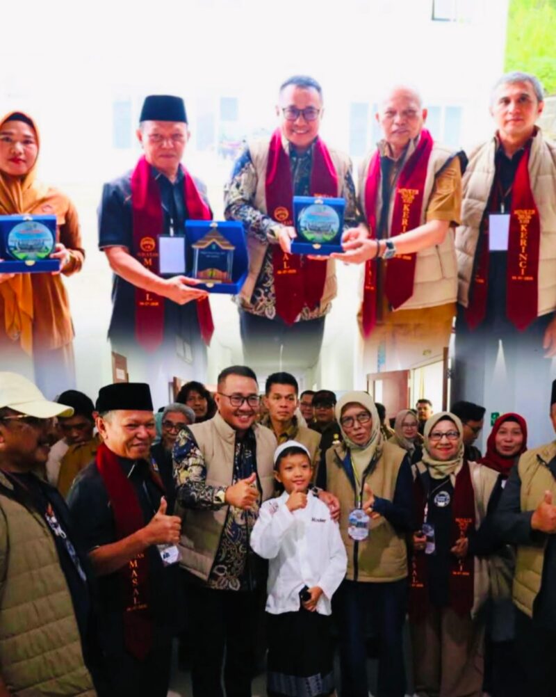 Wali Kota Sungai Penuh Alfin didampingi Wakil Wali Kota Azhar Hamzah meninjau pelaksanaan Bakti Sosial Sunatan Massal ke-13 Minker-JS di RSUD H. Bakri sebagai bentuk kepedulian terhadap masyarakat.