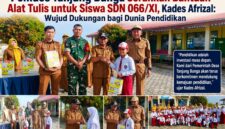 Kepala Desa Tanjung Bunga, Afrizal, menyerahkan bantuan alat tulis kepada seluruh siswa SDN 066/XI Tanjung Bunga sebagai bentuk dukungan Pemerintah Desa Tanjung Bunga terhadap dunia pendidikan pada Tahun Ajaran Baru 2026/2027