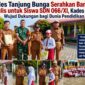Kepala Desa Tanjung Bunga, Afrizal, menyerahkan bantuan alat tulis kepada seluruh siswa SDN 066/XI Tanjung Bunga sebagai bentuk dukungan Pemerintah Desa Tanjung Bunga terhadap dunia pendidikan pada Tahun Ajaran Baru 2026/2027