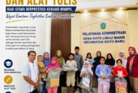 Kepala Desa Koto Limau Manis, Kecamatan Koto Baru, Kota Sungai Penuh, Noka Putra, A.Md., Kep, menyerahkan beasiswa dan bantuan alat tulis kepada siswa-siswi SD berprestasi dari keluarga kurang mampu sebagai bentuk komitmen pemerintah desa dalam mendukung peningkatan kualitas pendidikan.