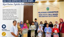 Kepala Desa Koto Limau Manis, Kecamatan Koto Baru, Kota Sungai Penuh, Noka Putra, A.Md., Kep, menyerahkan beasiswa dan bantuan alat tulis kepada siswa-siswi SD berprestasi dari keluarga kurang mampu sebagai bentuk komitmen pemerintah desa dalam mendukung peningkatan kualitas pendidikan.