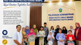 Kepala Desa Koto Limau Manis, Kecamatan Koto Baru, Kota Sungai Penuh, Noka Putra, A.Md., Kep, menyerahkan beasiswa dan bantuan alat tulis kepada siswa-siswi SD berprestasi dari keluarga kurang mampu sebagai bentuk komitmen pemerintah desa dalam mendukung peningkatan kualitas pendidikan.