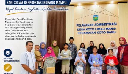 Kepala Desa Koto Limau Manis Noka Putra, A.Md., Kep menyerahkan beasiswa dan bantuan alat tulis kepada siswa SD berprestasi dari keluarga kurang mampu.