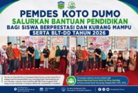 Kepala Desa Koto Dumo, Romi Jon Pitra, Amd.Kep, didampingi Camat Tanah Kampung, Paspipa Wati, S.Pd., M.M., menyerahkan bantuan pendidikan bagi siswa berprestasi dan kurang mampu serta Bantuan Langsung Tunai Dana Desa (BLT-DD) Tahun Anggaran 2026 kepada para penerima manfaat di Desa Koto Dumo, Kecamatan Tanah Kampung, Kota Sungai Penuh