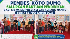 Kepala Desa Koto Dumo, Romi Jon Pitra, Amd.Kep, didampingi Camat Tanah Kampung, Paspipa Wati, S.Pd., M.M., menyerahkan bantuan pendidikan bagi siswa berprestasi dan kurang mampu serta Bantuan Langsung Tunai Dana Desa (BLT-DD) Tahun Anggaran 2026 kepada para penerima manfaat di Desa Koto Dumo, Kecamatan Tanah Kampung, Kota Sungai Penuh