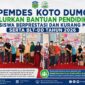 Kepala Desa Koto Dumo, Romi Jon Pitra, Amd.Kep, didampingi Camat Tanah Kampung, Paspipa Wati, S.Pd., M.M., menyerahkan bantuan pendidikan bagi siswa berprestasi dan kurang mampu serta Bantuan Langsung Tunai Dana Desa (BLT-DD) Tahun Anggaran 2026 kepada para penerima manfaat di Desa Koto Dumo, Kecamatan Tanah Kampung, Kota Sungai Penuh