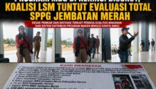 Koalisi LSM Peduli Pendidikan Kabupaten Kerinci menyampaikan aspirasi di depan Kantor Bupati Kerinci, Selasa (4/8/2026), mendesak Pemerintah Kabupaten Kerinci melakukan evaluasi menyeluruh terhadap operasional SPPG Jembatan Merah dalam pelaksanaan Program Makan Bergizi Gratis (MBG).