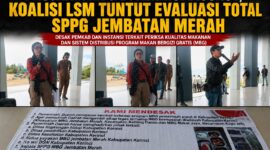 Koalisi LSM Peduli Pendidikan Kabupaten Kerinci menyampaikan aspirasi di depan Kantor Bupati Kerinci, Selasa (4/8/2026), mendesak Pemerintah Kabupaten Kerinci melakukan evaluasi menyeluruh terhadap operasional SPPG Jembatan Merah dalam pelaksanaan Program Makan Bergizi Gratis (MBG).