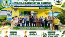 Kepala SMPN 13 Kerinci Liza Azoni, M.Pd bersama warga sekolah menunjukkan semangat mempersiapkan diri mengikuti Lomba Sekolah Adiwiyata Nasional 2026.
