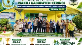 Kepala SMPN 13 Kerinci Liza Azoni, M.Pd bersama warga sekolah menunjukkan semangat mempersiapkan diri mengikuti Lomba Sekolah Adiwiyata Nasional 2026.