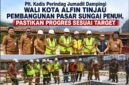 Plt. Kadis Perindag Kota Sungai Penuh Jumadil, S.E., M.Si., mendampingi Wali Kota Alfin meninjau progres pembangunan Pasar Sungai Penuh, Selasa (1/9).