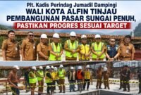 Plt. Kadis Perindag Kota Sungai Penuh Jumadil, S.E., M.Si., mendampingi Wali Kota Alfin meninjau progres pembangunan Pasar Sungai Penuh, Selasa (1/9).