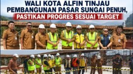 Plt. Kadis Perindag Kota Sungai Penuh Jumadil, S.E., M.Si., mendampingi Wali Kota Alfin meninjau progres pembangunan Pasar Sungai Penuh, Selasa (1/9).