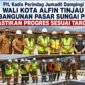 Plt. Kadis Perindag Kota Sungai Penuh Jumadil, S.E., M.Si., mendampingi Wali Kota Alfin meninjau progres pembangunan Pasar Sungai Penuh, Selasa (1/9).