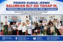 Pemerintah Desa Sungai Jernih menyalurkan BLT-DD Tahap III kepada 12 KPM di Kantor Desa Sungai Jernih