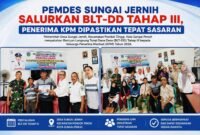 Pemerintah Desa Sungai Jernih menyalurkan BLT-DD Tahap III kepada 12 KPM di Kantor Desa Sungai Jernih