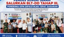 Pemerintah Desa Sungai Jernih menyalurkan BLT-DD Tahap III kepada 12 KPM di Kantor Desa Sungai Jernih