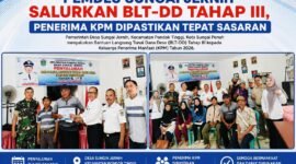 Pemerintah Desa Sungai Jernih menyalurkan BLT-DD Tahap III kepada 12 KPM di Kantor Desa Sungai Jernih
