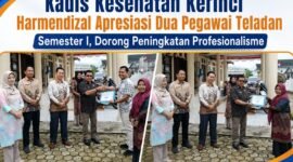 Kadis Kesehatan Kabupaten Kerinci Harmendizal memberikan apresiasi kepada Hj. Hernidayanti dan Eksa Pramadana sebagai Pegawai Teladan Semester I.