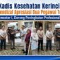 Kadis Kesehatan Kabupaten Kerinci Harmendizal memberikan apresiasi kepada Hj. Hernidayanti dan Eksa Pramadana sebagai Pegawai Teladan Semester I.