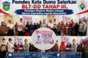 Kepala Desa Koto Dumo Romi Jon Fitra bersama jajaran saat penyaluran BLT-DD Tahap III dan pembagian masker kepada masyarakat Desa Koto Dumo.