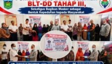 Kepala Desa Koto Dumo Romi Jon Fitra bersama jajaran saat penyaluran BLT-DD Tahap III dan pembagian masker kepada masyarakat Desa Koto Dumo.