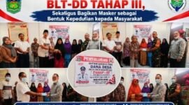 Kepala Desa Koto Dumo Romi Jon Fitra bersama jajaran saat penyaluran BLT-DD Tahap III dan pembagian masker kepada masyarakat Desa Koto Dumo.