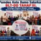 Kepala Desa Koto Dumo Romi Jon Fitra bersama jajaran saat penyaluran BLT-DD Tahap III dan pembagian masker kepada masyarakat Desa Koto Dumo.