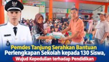 Kepala Desa Tanjung Andi Supriadi menyerahkan bantuan perlengkapan sekolah kepada siswa dan siswi Desa Tanjung di Aula Kantor Desa Tanjung