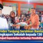 Kepala Desa Tanjung Andi Supriadi menyerahkan bantuan perlengkapan sekolah kepada siswa dan siswi Desa Tanjung di Aula Kantor Desa Tanjung