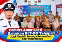 Kepala Desa Amar Sakti Alpi Pinaldi bersama Camat Sungai Penuh Rida Sukmawati dan jajaran saat menghadiri penyerahan BLT-DD Tahap III Tahun 2026 di Kantor Desa Amar Sakti