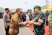 Wako Sungai Penuh Alfin, S.H., menyambut kunjungan kerja Pangdam XX/TIB Mayjen TNI Arief Gajah Mada, S.E., M.M., bersama jajaran di Lapangan Kodim 0417/Kerinci