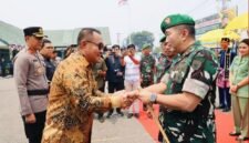 Wako Sungai Penuh Alfin, S.H., menyambut kunjungan kerja Pangdam XX/TIB Mayjen TNI Arief Gajah Mada, S.E., M.M., bersama jajaran di Lapangan Kodim 0417/Kerinci