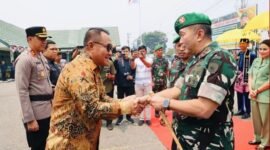 Wako Sungai Penuh Alfin, S.H., menyambut kunjungan kerja Pangdam XX/TIB Mayjen TNI Arief Gajah Mada, S.E., M.M., bersama jajaran di Lapangan Kodim 0417/Kerinci