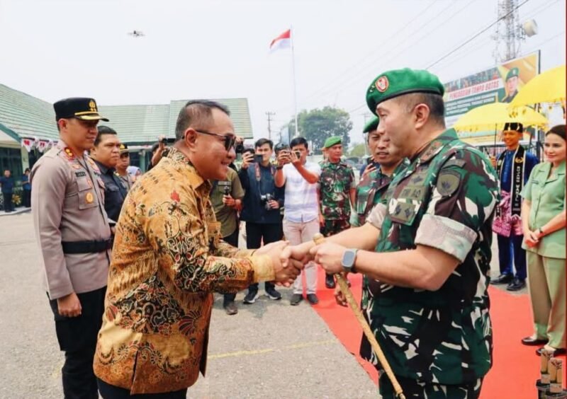Wako Sungai Penuh Alfin, S.H., menyambut kunjungan kerja Pangdam XX/TIB Mayjen TNI Arief Gajah Mada, S.E., M.M., bersama jajaran di Lapangan Kodim 0417/Kerinci