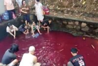 Air kolam di Gunung Sindur, Bogor, mendadak berubah merah pada Minggu, 20 September 2026.