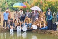 Wakil Wali Kota Sungai Penuh Azhar Hamzah menyerahkan bantuan 12.000 benih ikan nila beserta sarana pendukung budidaya kepada Kelompok Pembudidaya Ikan Kayangan di Taman Aura, Desa Renah Kayu Embun, Kecamatan Kumun Debai, Selasa (22/09).