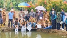 Wakil Wali Kota Sungai Penuh Azhar Hamzah menyerahkan bantuan 12.000 benih ikan nila beserta sarana pendukung budidaya kepada Kelompok Pembudidaya Ikan Kayangan di Taman Aura, Desa Renah Kayu Embun, Kecamatan Kumun Debai, Selasa (22/09).