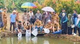 Wakil Wali Kota Sungai Penuh Azhar Hamzah menyerahkan bantuan 12.000 benih ikan nila beserta sarana pendukung budidaya kepada Kelompok Pembudidaya Ikan Kayangan di Taman Aura, Desa Renah Kayu Embun, Kecamatan Kumun Debai, Selasa (22/09).